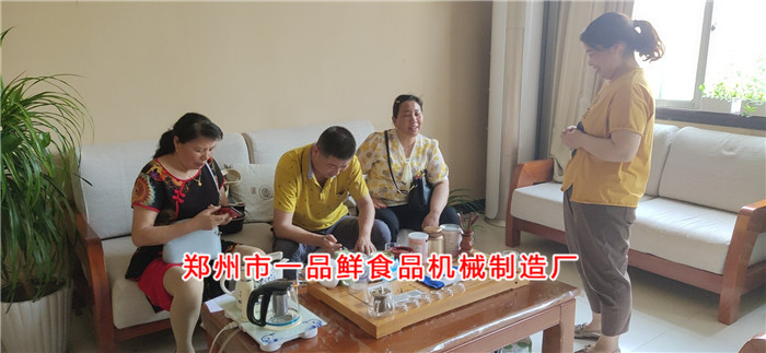 南陽(yáng)客戶與客服洽談