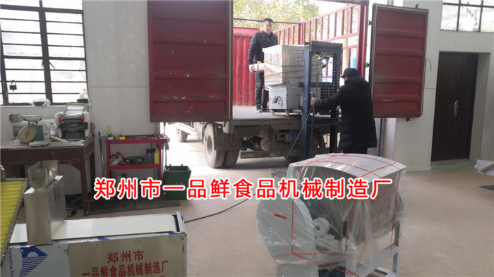 客戶訂購(gòu)的燴面機(jī)設(shè)備開(kāi)始裝車