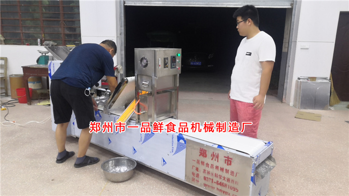 新鄭客戶(hù)定購(gòu)的燴面機(jī)生產(chǎn)調(diào)試中