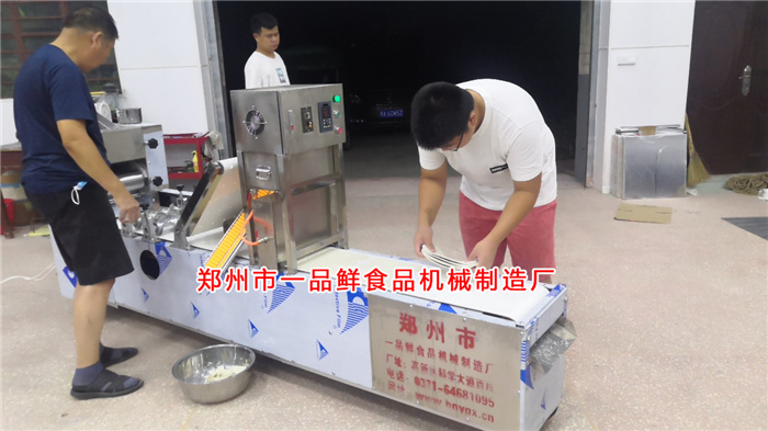 新鄭客戶(hù)定購(gòu)的燴面機(jī)生產(chǎn)調(diào)試中