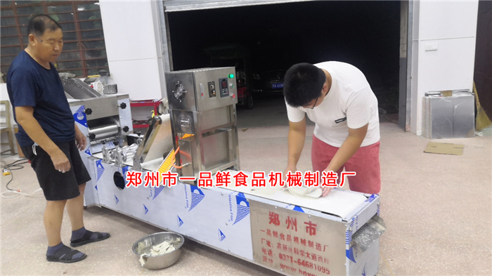 新鄭客戶(hù)定購(gòu)的燴面機(jī)生產(chǎn)調(diào)試中